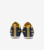 Bagside af Xero Prio børn barfodssko i dress blues og spectra yellow med bred tåboks, hvide såler, fed XERO-hælbranding.