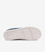 Barfodet minimalistisk sneaker i blå farve med bred tåboks, brun hæl og hvid sål med greb til børn.