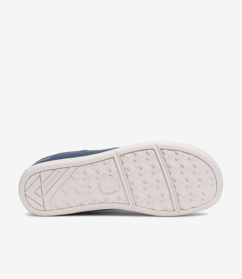 Barfodet minimalistisk sneaker i blå farve med bred tåboks, brun hæl og hvid sål med greb til børn.