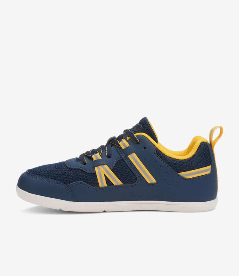 Marineblå Xero Prio børn barfodssko med gule detaljer, bred tåboks, minimalistiske sneakers vist i sideprofil på hvid.