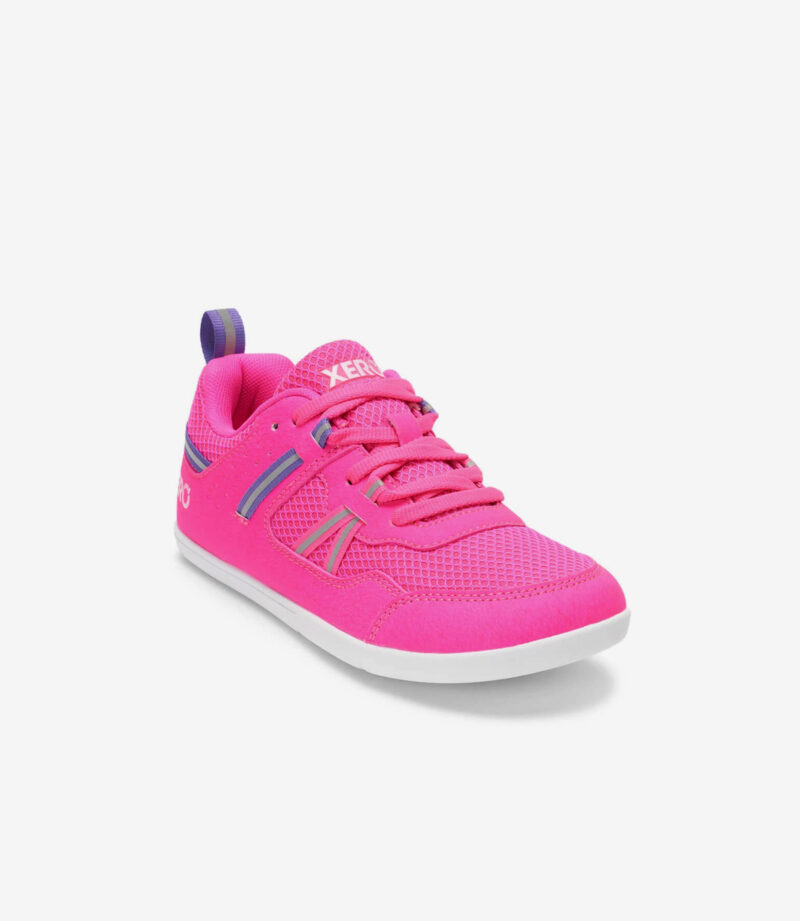 Pink Xero Prio Mindre børn barfodssneakers til børn med mesh, bred tåzone, lilla detaljer, hvid sål og stribet hælkappe.