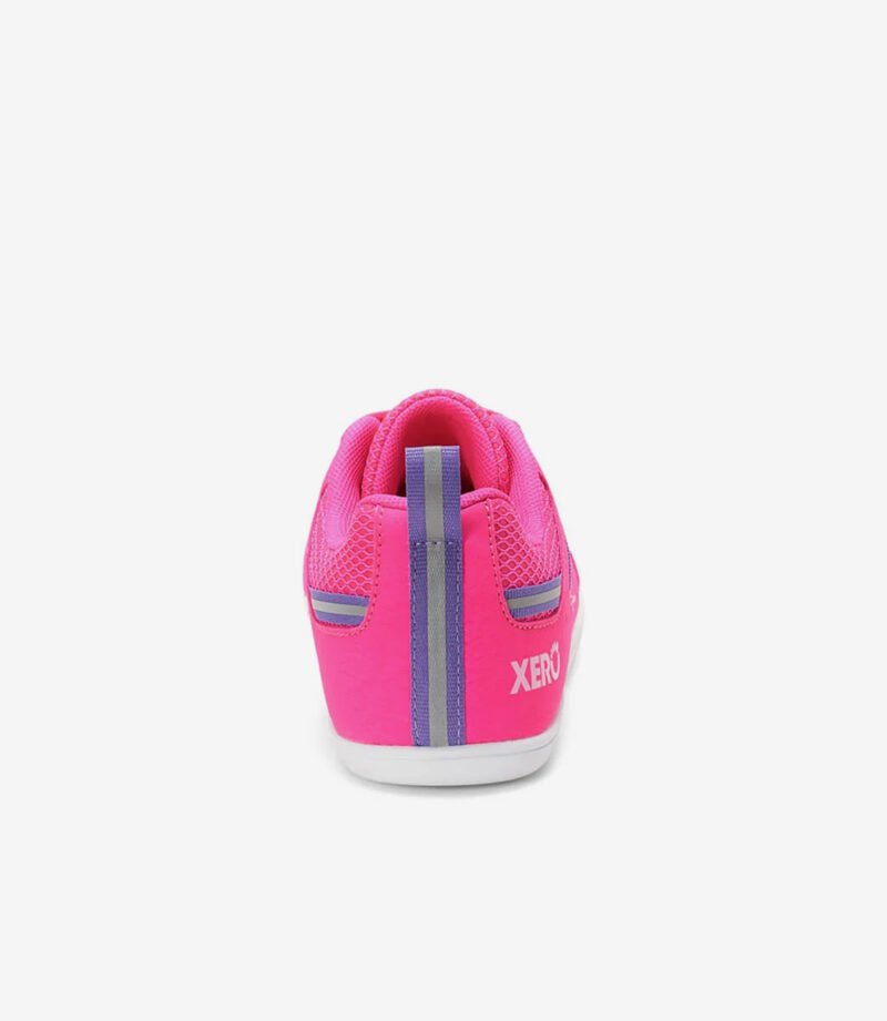 Lyserød Xero Prio barfodssko til børn med bred tå, lilla-grå hælstribe og hvid "XERO"-logo-minimalist-sneaker.