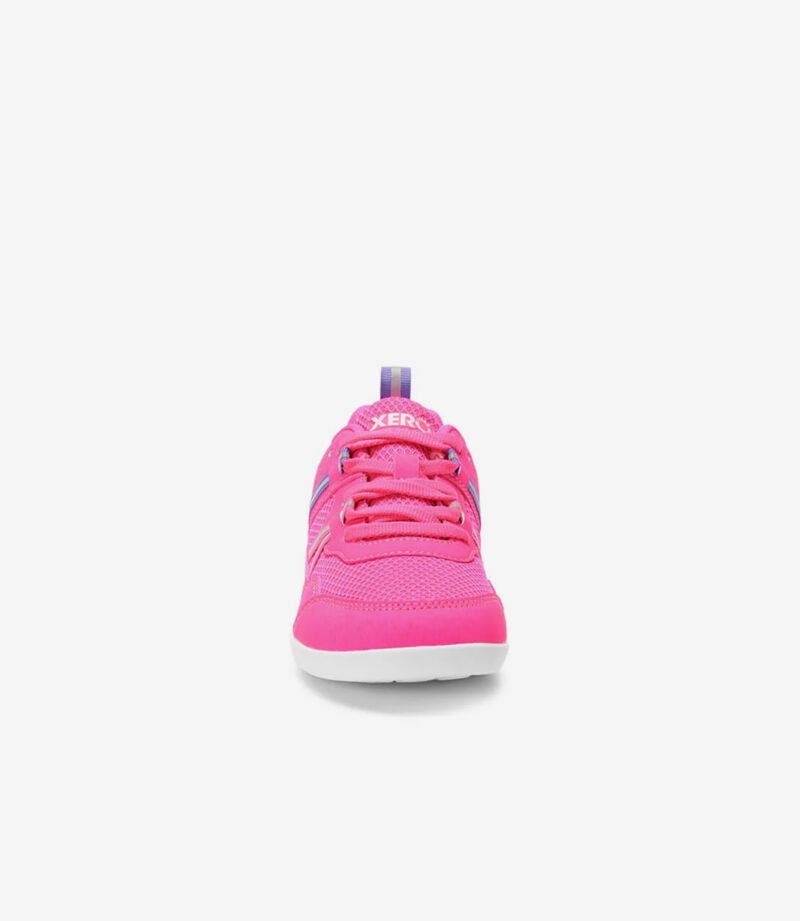Pink Xero Prio barfodssko til børn, overdel i mesh, bred tåboks, hvid sål, lilla trækflig, minimalistisk design.