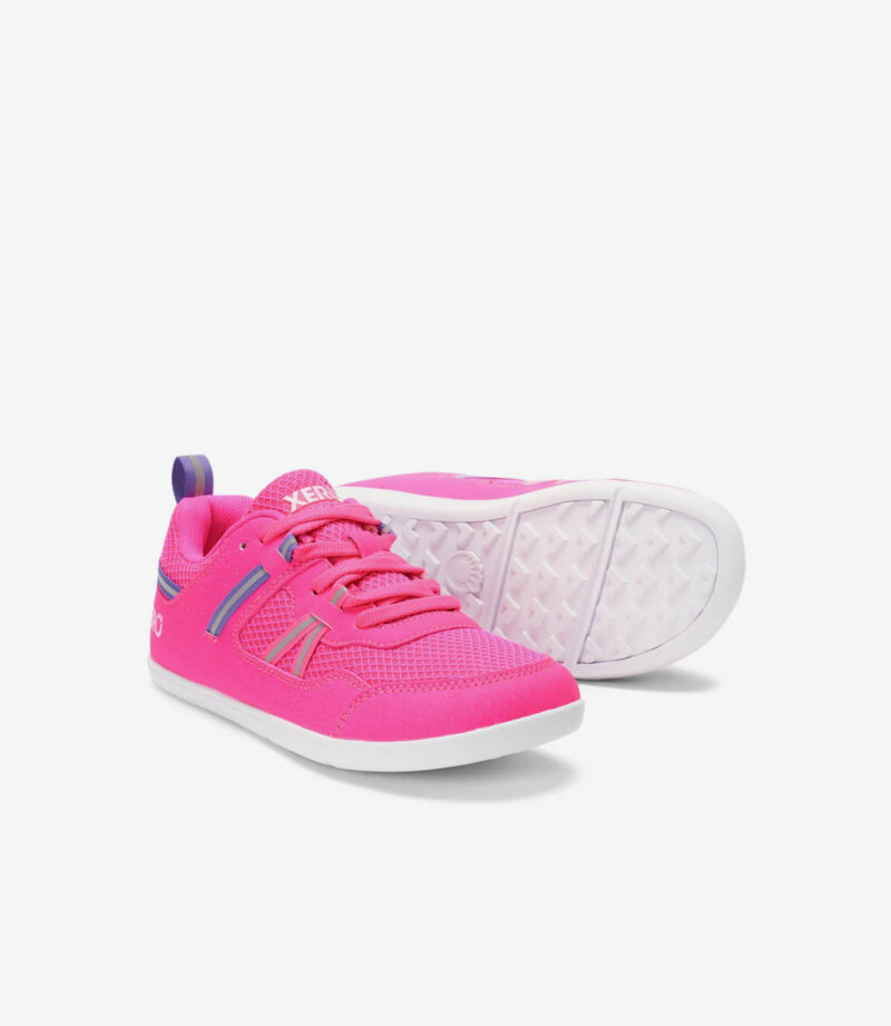 Lyserøde Xero Prio Mindre børn barfodssneakers med overdel i mesh, bred tåboks, hvide såler, blå og lilla detaljer.