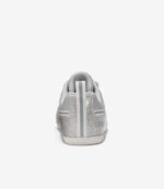 Barfodssneakers til børn i sølv og hvid med glitterhæl, bred tåboks og minimalistisk sål; vist bagfra på hvid baggrund.