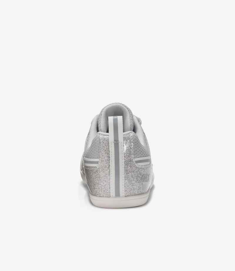 Barfodssneakers til børn i sølv og hvid med glitterhæl, bred tåboks og minimalistisk sål; vist bagfra på hvid baggrund.