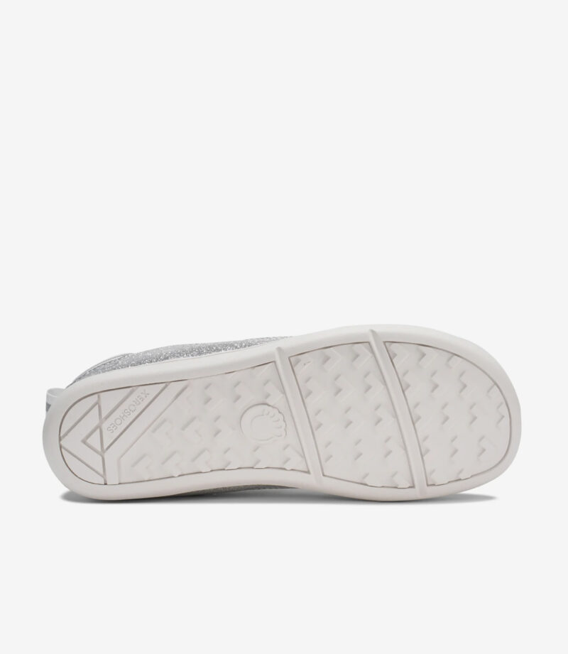 Nederst ses Xero Prio Børn sølvglitrende barfodssneaker med struktureret sål, bred tåboks og minimalistisk stil.