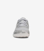 Xero Prio børn Sølv glitter barfodssneakers, lysegrå minimalistiske sko med bred tåboks, sølvglitterdetaljer, hvide snørebånd.