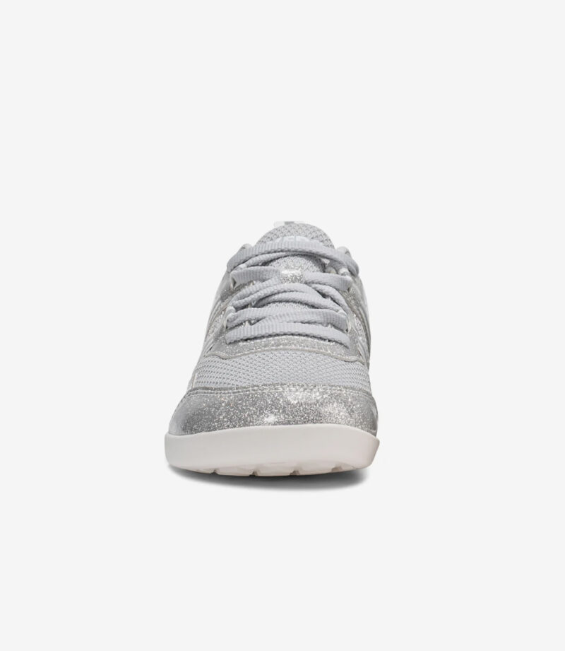 Xero Prio børn Sølv glitter barfodssneakers, lysegrå minimalistiske sko med bred tåboks, sølvglitterdetaljer, hvide snørebånd.