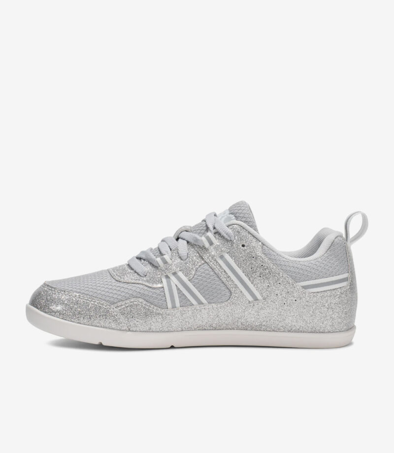 Xero Prio børn Sølv glitter barfodssneaker, grå mesh, sølvfarvede detaljer, hvide snørebånd, bred tåboks, minimalistisk børnesko.