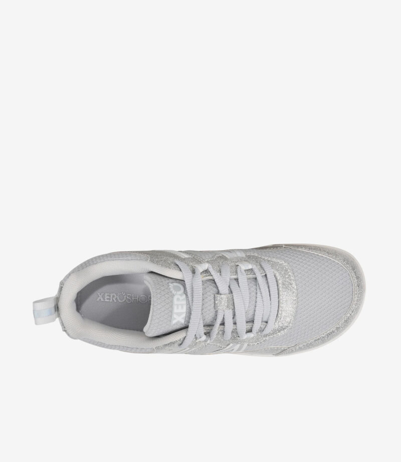 Xero Prio børn Sølv glitrende barfodssko med lysegråt mesh, bred tåboks, hvide snørebånd, minimalistisk sneaker-stil.