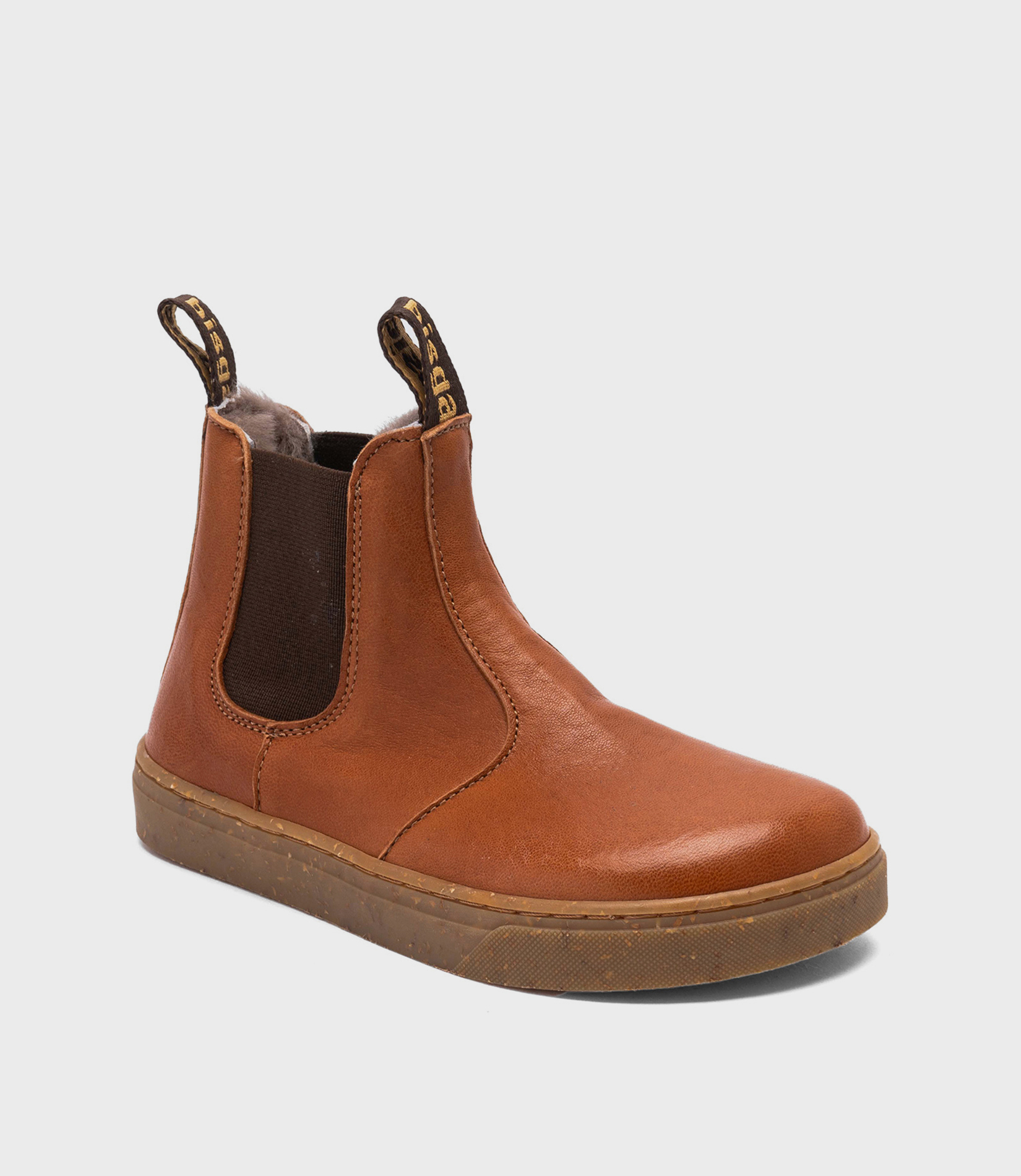 Cognacfarvet Bisgaard barfodsstøvle med elastiske sider, trækflig bagpå, flad gummisål; minimalistisk og bredt tåboksdesign.