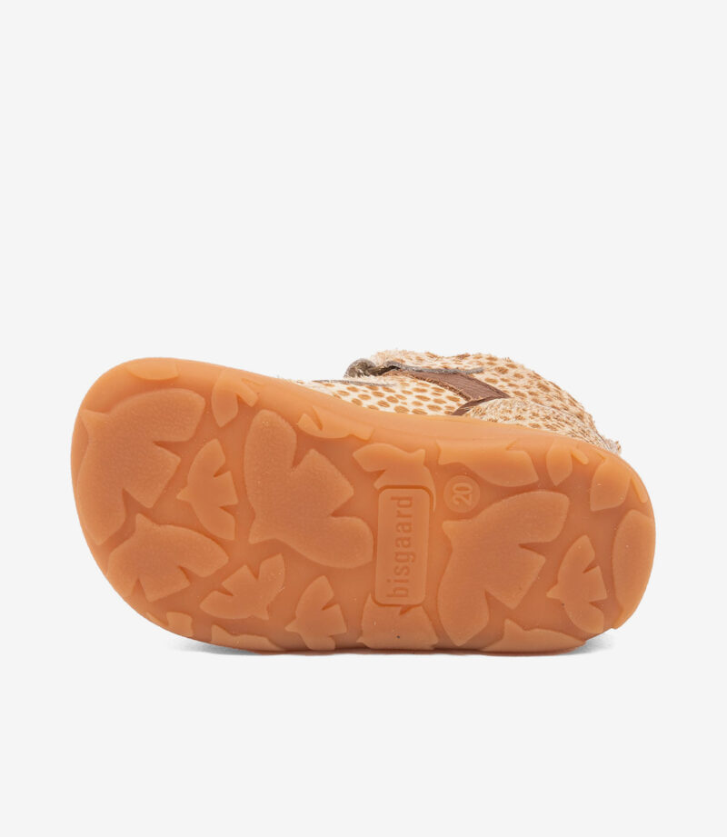 Bisgaard barfodssandal med sål i orange gummi, blad- og sommerfuglemønster, bred tåzone, minimalistisk børnesko str. 20.