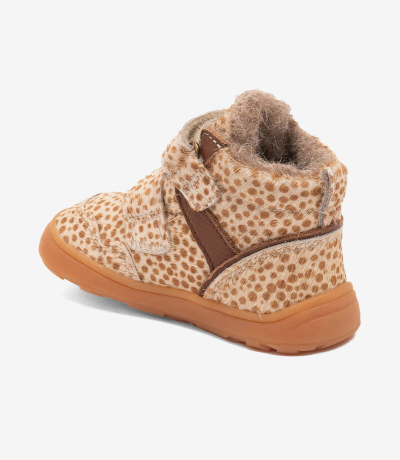 Barfodssko til børn i beige og brunt dyreprint med loddent for, velcrorem, bred tåzone og fleksibel gummisål.