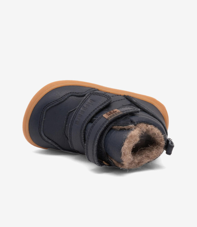Navy Bisgaard barfodsstøvle med solbrun sål, pelsfor, velcrorem, bred tåzone; hyggelig minimalistisk vintersko til børn.
