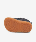 Navy Bisgaard barfodssko sål med tan gummi, bladmønster greb, bred tåboks, præget bisgaard logo, minimalistisk stil.
