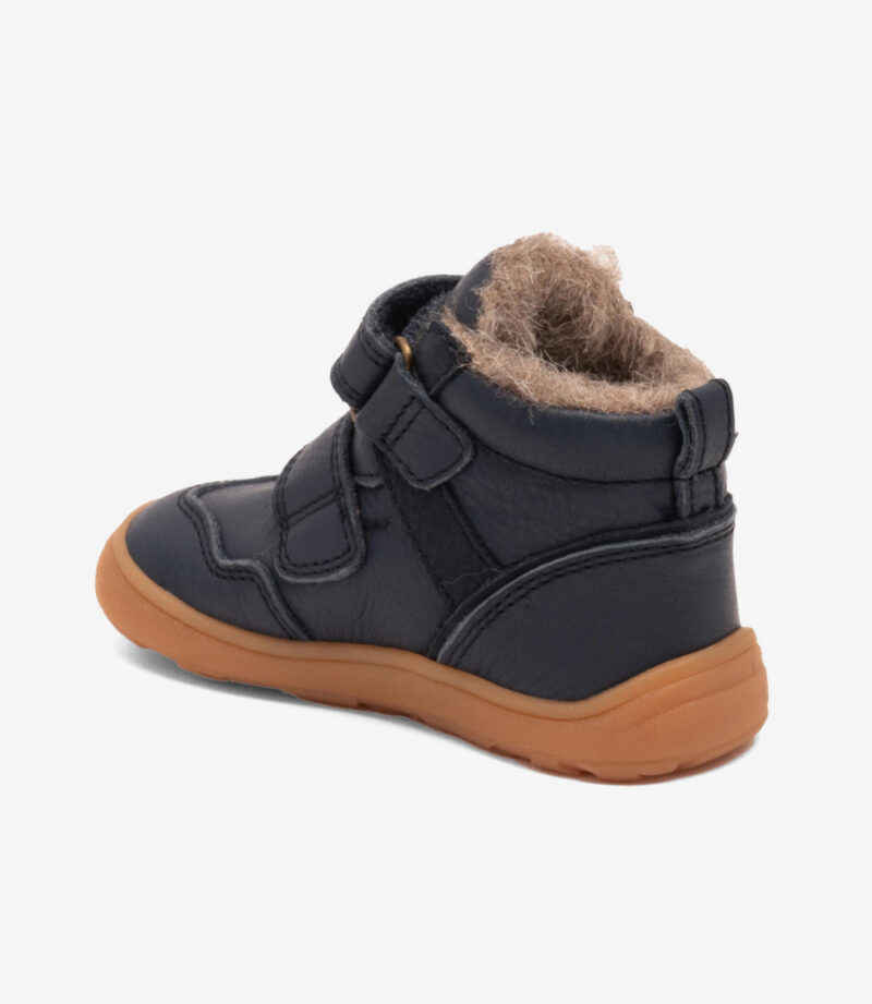 Navy Bisgaard barfodsstøvle med bred tå, to remme, solbrun gummisål og for; minimalistisk børnesko på hvid baggrund.
