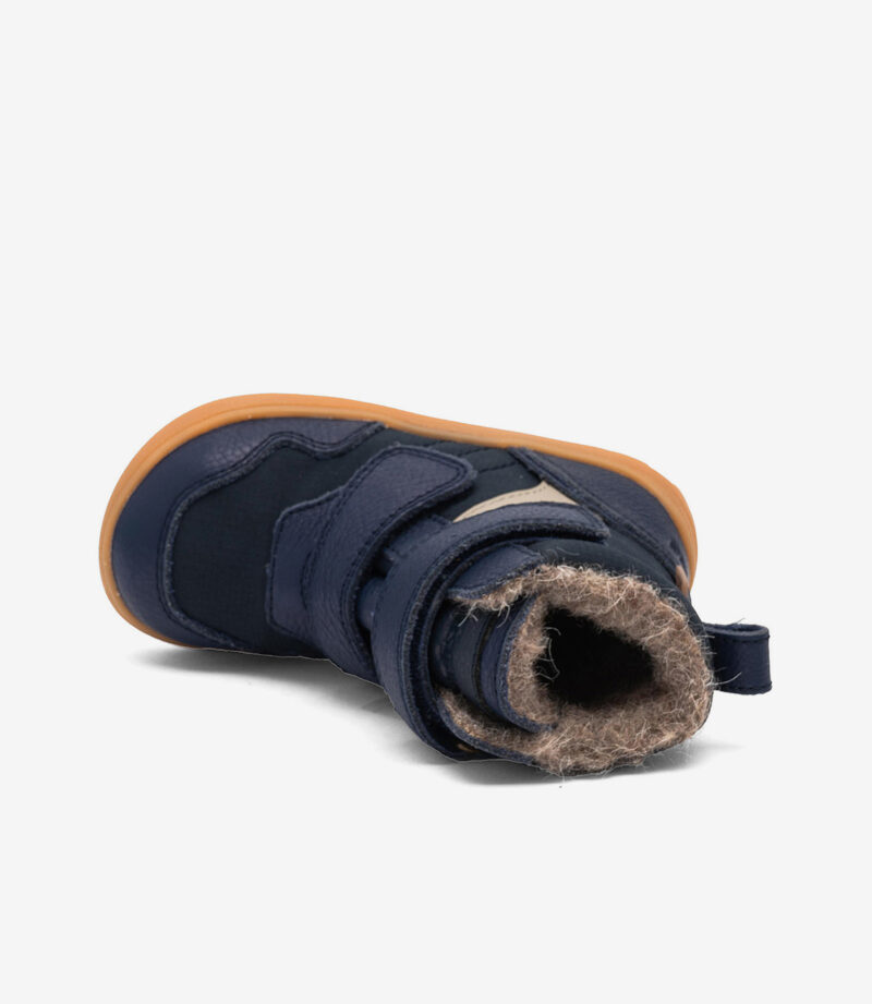 Navy Bisgaard barfods-timotex-børnesko med velcroremme, solbrun sål, bred tåzone og hyggeligt brunt for, der vises på siden.