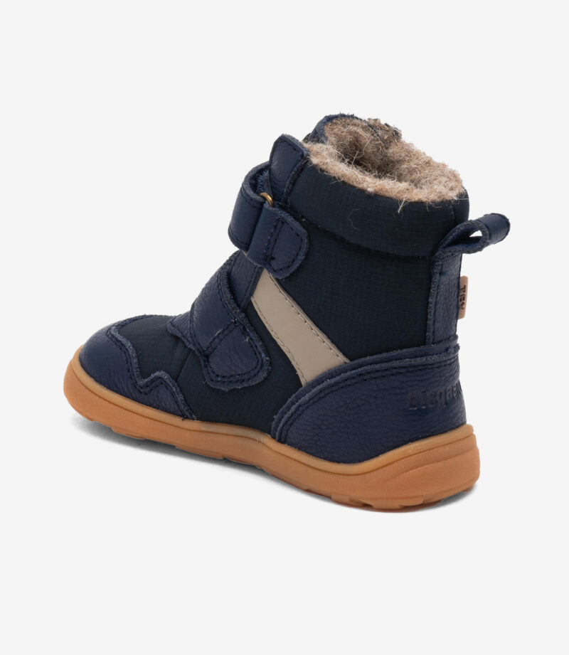 Navy Bisgaard barfodsstøvle til børn med tan sål, beige stribe, velcroremme; bred tåboks, minimalistisk stil, set bagfra.