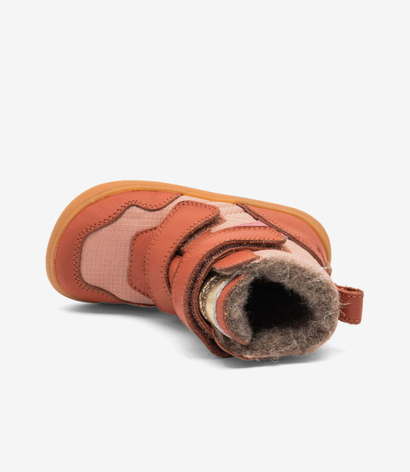 Lyserød Bisgaard barfodsstøvle til børn med solbrun sål, bred tåboks, loddent for, velcroremme; minimalistisk stil på hvid baggrund.