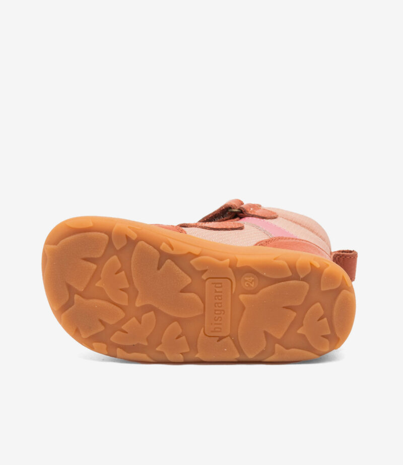 Bisgaard barefoot timo tex pink minimalistisk sneaker med orange bladmønstret sål, bred tåboks og præget branding.