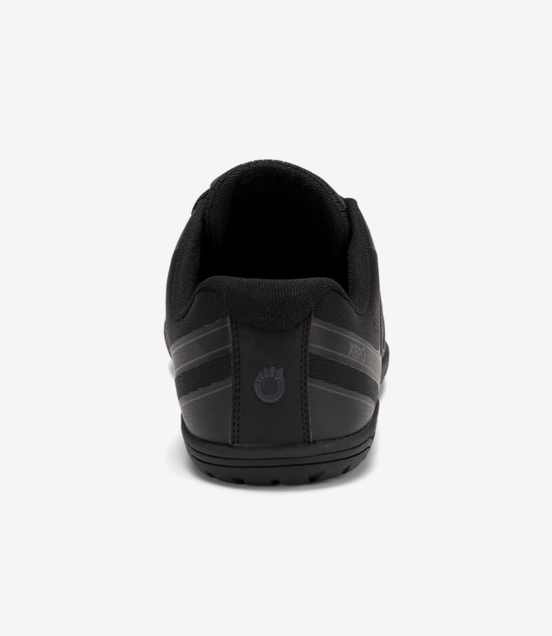 Sort Xero HFS II minimalistisk barfodssneaker, bred tåboks, logo på hælen med poteprint, grå sidestriber, hvid baggrund.