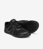Sorte Xero HFS II barfodssneakers, overdel af mesh og syntetisk materiale, bred tåboks, minimalistisk sål, en sko på højkant, en på siden.