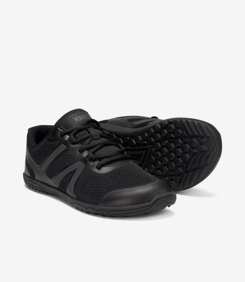 Sorte Xero HFS II barfodssneakers, overdel af mesh og syntetisk materiale, bred tåboks, minimalistisk sål, en sko på højkant, en på siden.