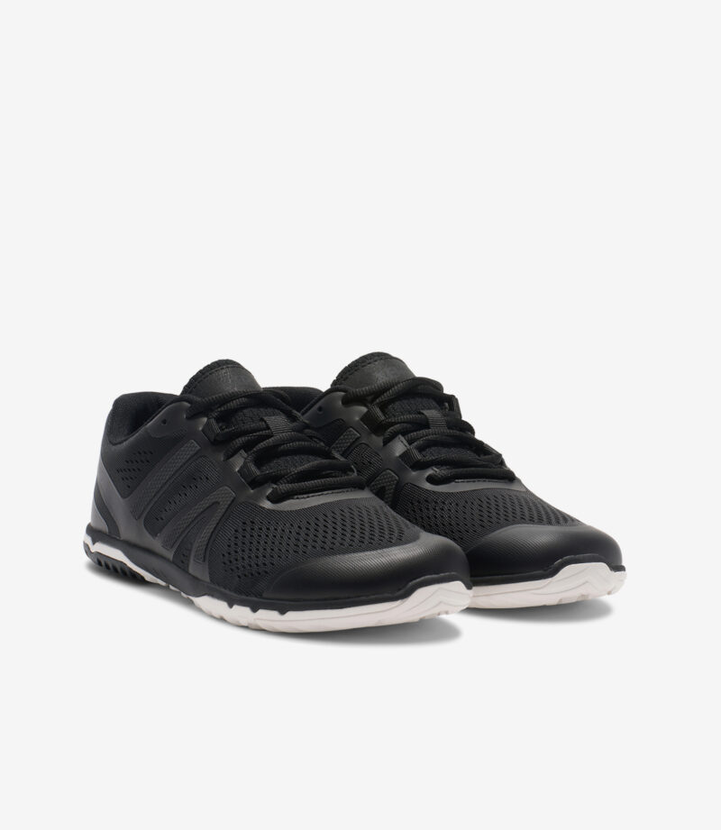 Sort Xero HFS II Dame barfodssko med bred tåboks, overdel i mesh, perforerede detaljer og hvide minimalistiske såler.