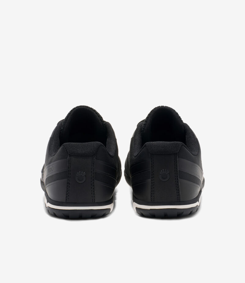 Sort Xero HFS II Dame minimalistisk barfodsløbesko, bred tåboks, logo på hælen, letvægtssål, dame sneakers bagfra.
