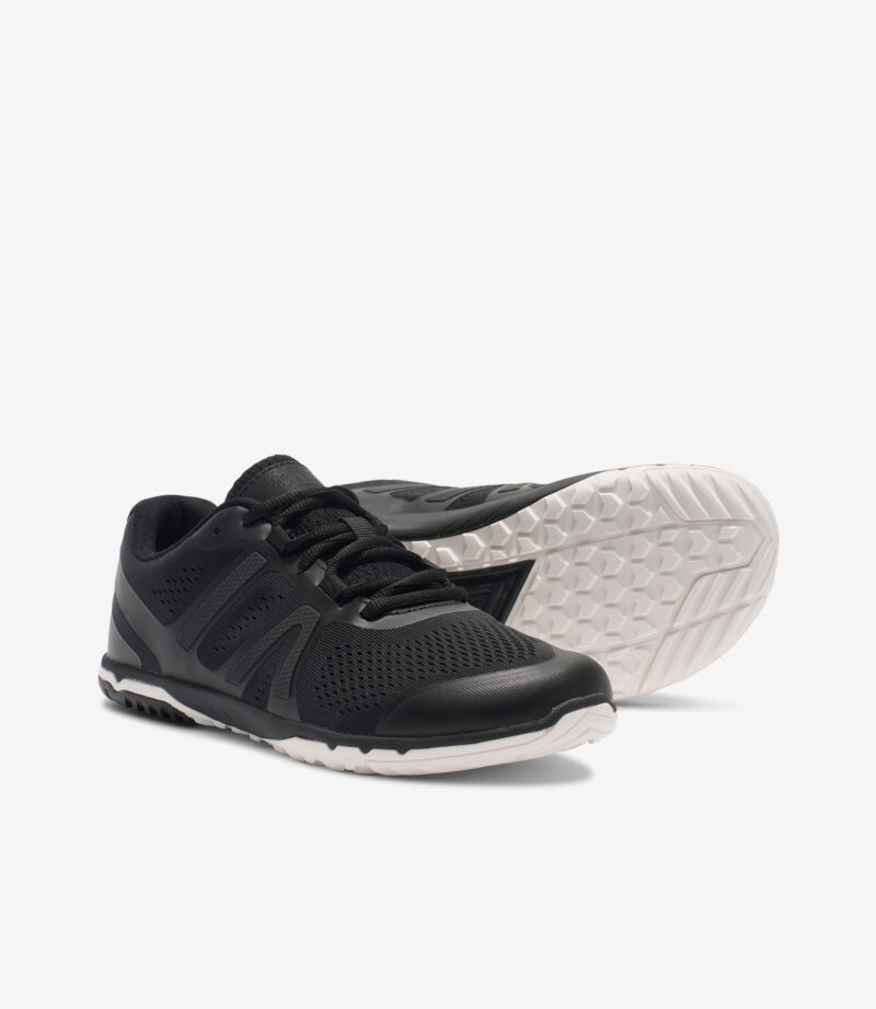 Sorte Xero HFS II Dame barfodssneakers med bred tåboks og hvide såler, en opretstående og en med tekstureret minimalistisk ydersål.