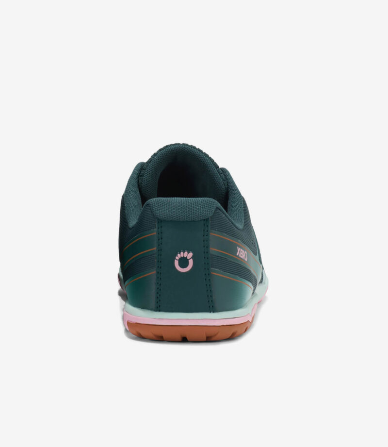 Xero HFS II Dame barfodssko i grøn mos, lyserøde detaljer, lyserødt logo på hælen, bred tåboks, minimalistisk sneaker-stil.