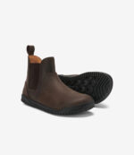 Brune Xero Ridgeway Chelsea barfodsstøvler i læder med bred tå, sorte såler; udsigt til siden og sålen for minimalistisk stil.
