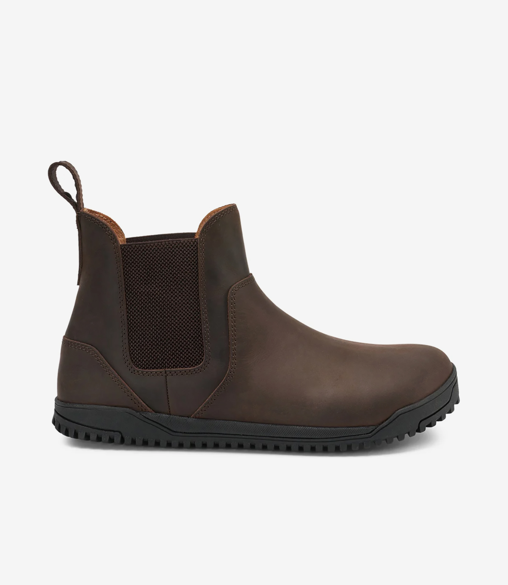 Brun Xero Ridgeway Chelsea barfodsstøvle i læder med elastiske paneler, bred tåboks, sort sål, vist i profil på hvid.