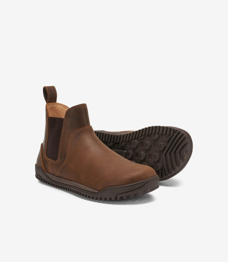 Brune Xero Ridgeway Chelsea barfodsstøvler, sorte elastiske paneler, trækflige, strukturerede gummisåler, bred tåboks vist.