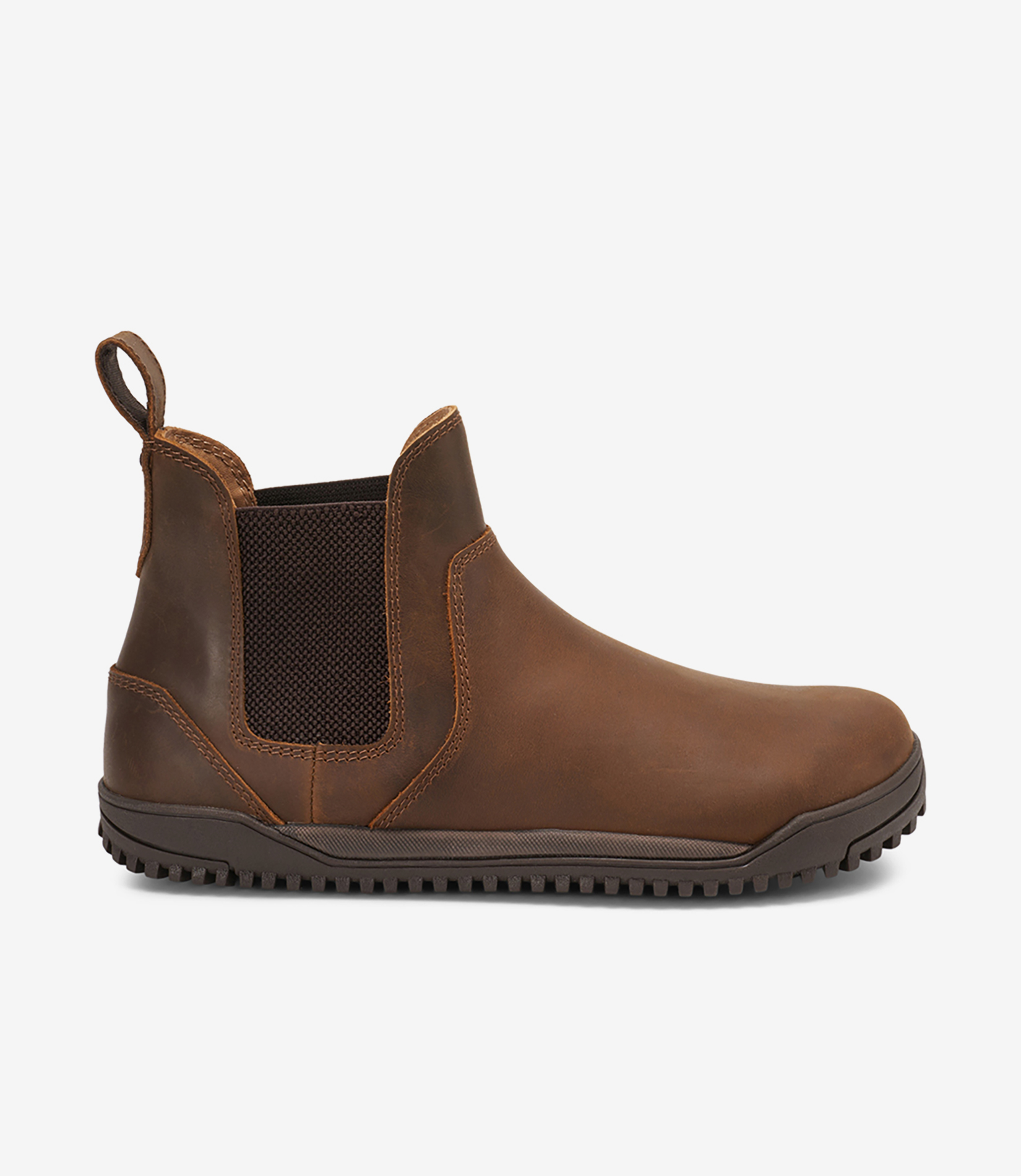 Brun barfodet Chelsea-støvle i læder med elastiske sider, trækflig bagpå, sort sål, bred tåboks; minimalistisk sko.