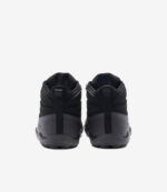 Sorte Xero Scrambler Trail Mid WP barfodssko, bred tåboks, robuste såler, minimalistisk design, vist bagfra på hvid.