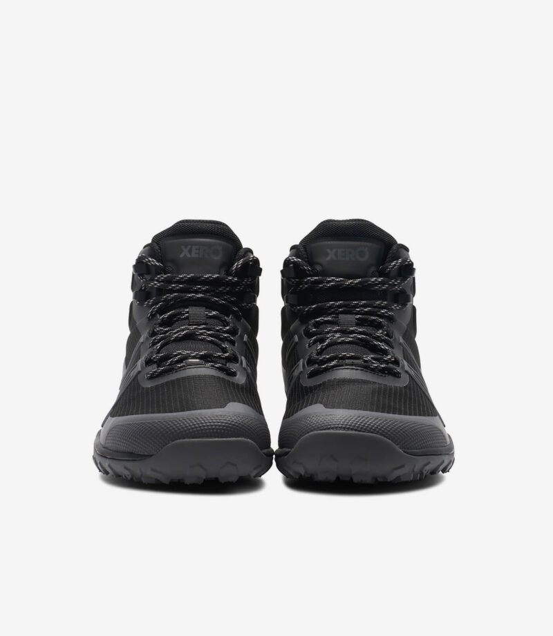 Sort Xero Scrambler Trail Mid WP barfodsvandrestøvle med bred tåboks, sorte og hvide snørebånd, set forfra på hvid baggrund.