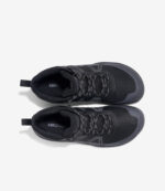 Sorte Xero Scrambler Trail Mid WP barfodssko, bred tåboks, mønstrede snørebånd, minimalistiske sneakers set ovenfra på hvid baggrund.
