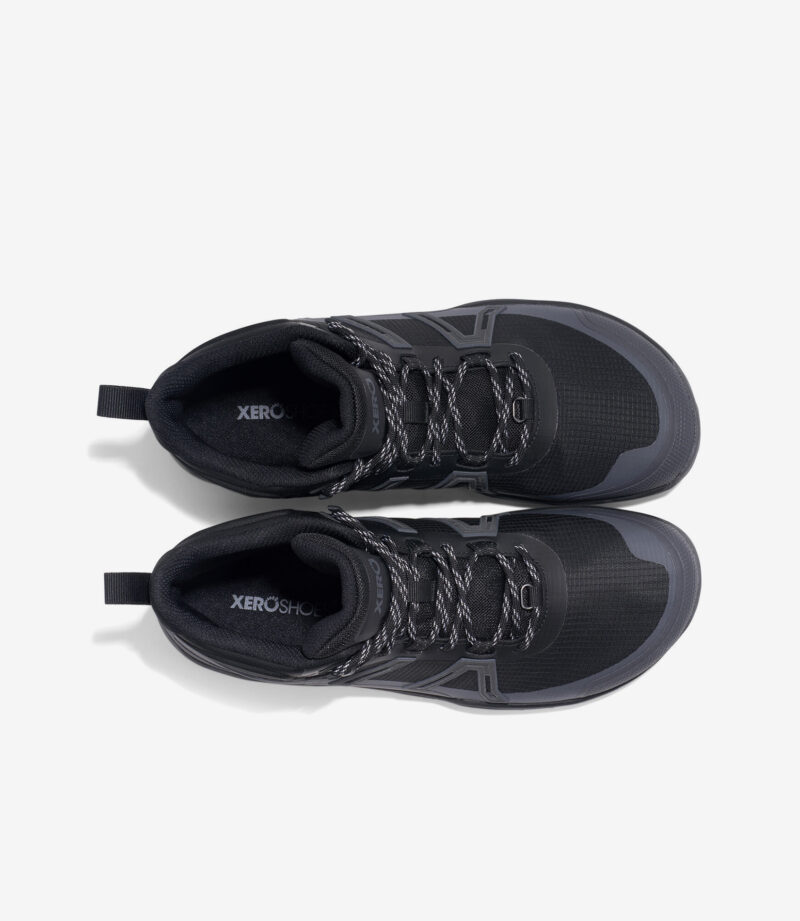 Sorte Xero Scrambler Trail Mid WP barfodssko, bred tåboks, mønstrede snørebånd, minimalistiske sneakers set ovenfra på hvid baggrund.