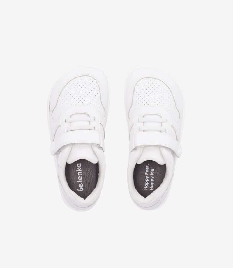 Hvide minimalistiske barfodssneakers med velcroremme, bred tåboks, Lenka-branding og "Happy Feet Happy Me!"-indlægssåler.