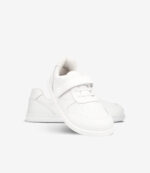 Hvide minimalistiske barfodssneakers med bred tå, perforeret detalje, velcrorem, afslappet sportsstil.
