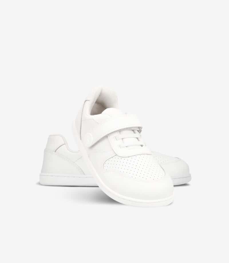 Hvide minimalistiske barfodssneakers med bred tå, perforeret detalje, velcrorem, afslappet sportsstil.