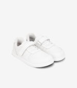 Hvide minimalistiske barfodssneakers med perforerede detaljer, velcroremme, bred tåboks og fleksible hvide såler, der giver komfort.