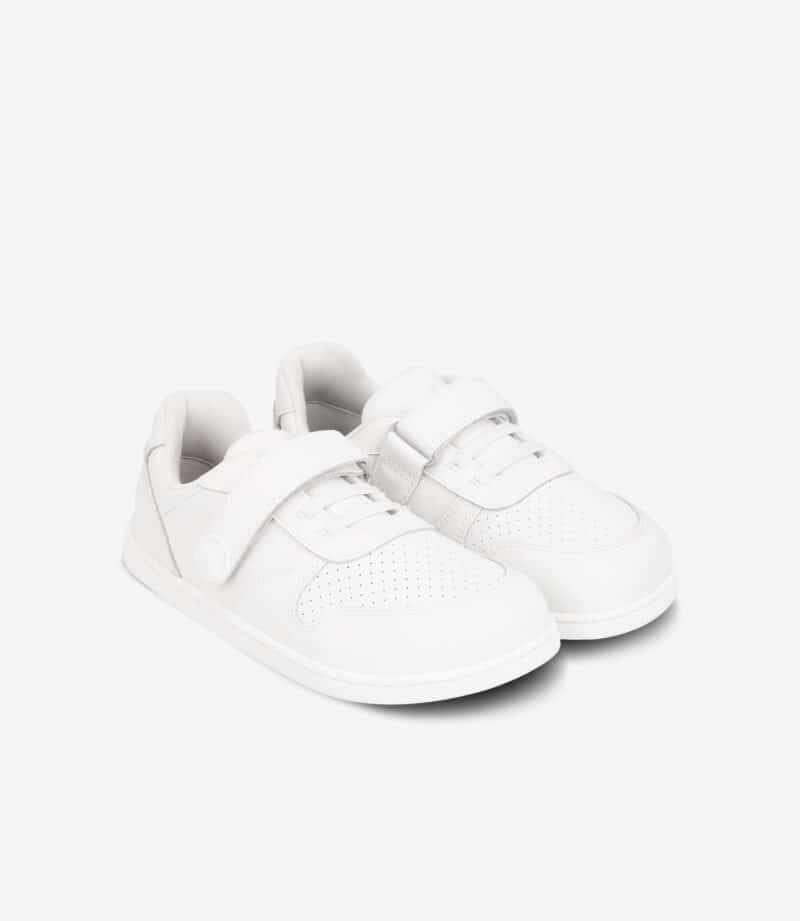 Hvide minimalistiske barfodssneakers med perforerede detaljer, velcroremme, bred tåboks og fleksible hvide såler, der giver komfort.