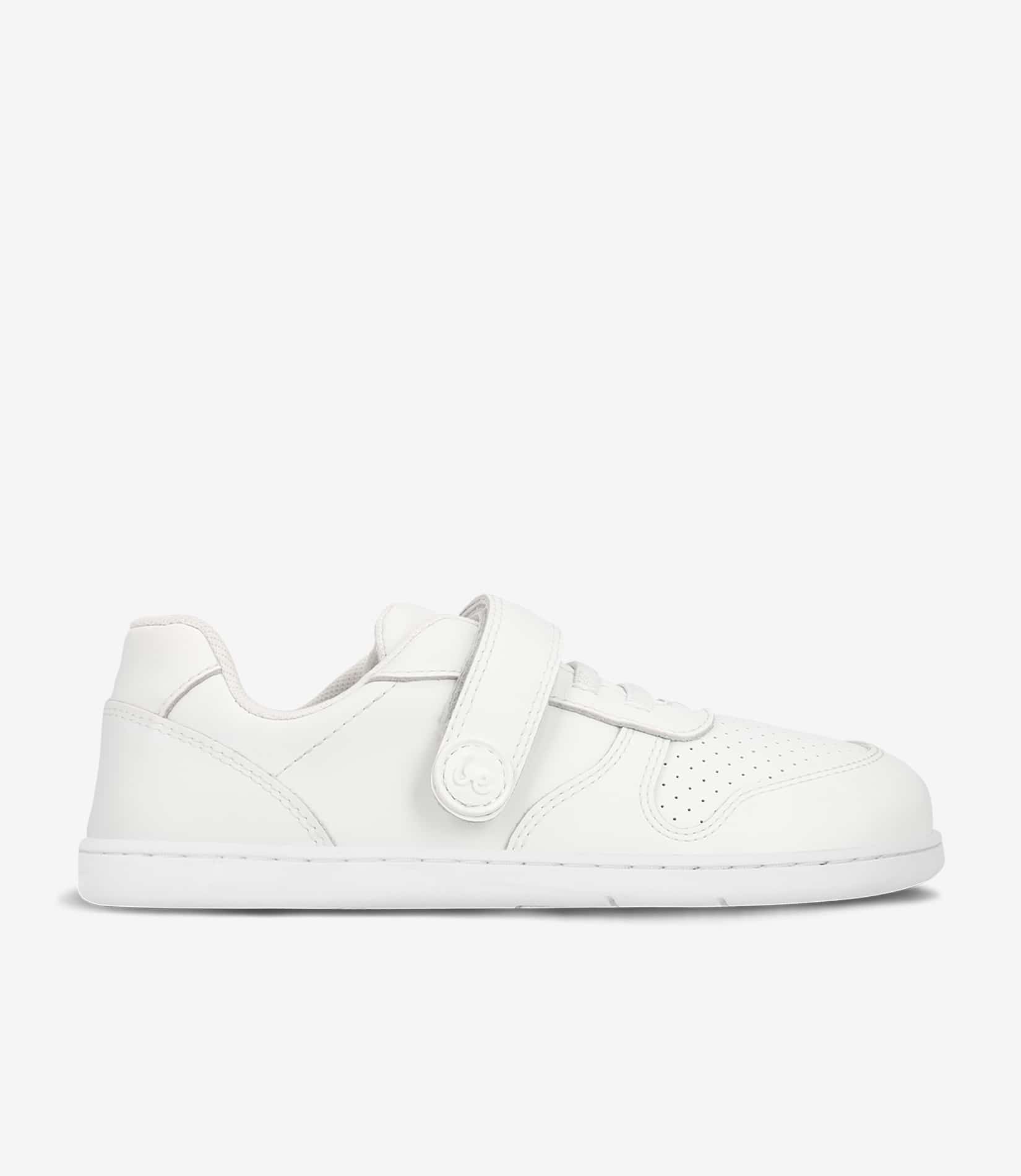 Hvid minimalistisk barfodssneaker med bred tåboks, velcrorem, snørebånd og flad sål på hvid baggrund.