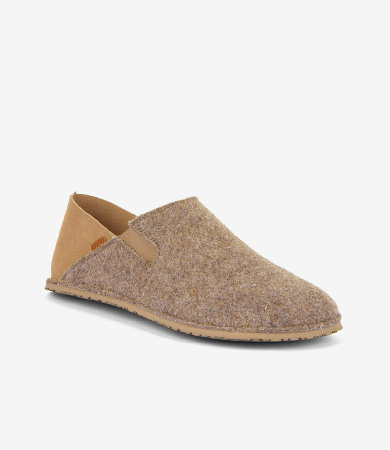Barfodssko i brun uldstruktur med bred tåzone, flad sål, lav ryg, slip-on-stil og stofmærke på siden.
