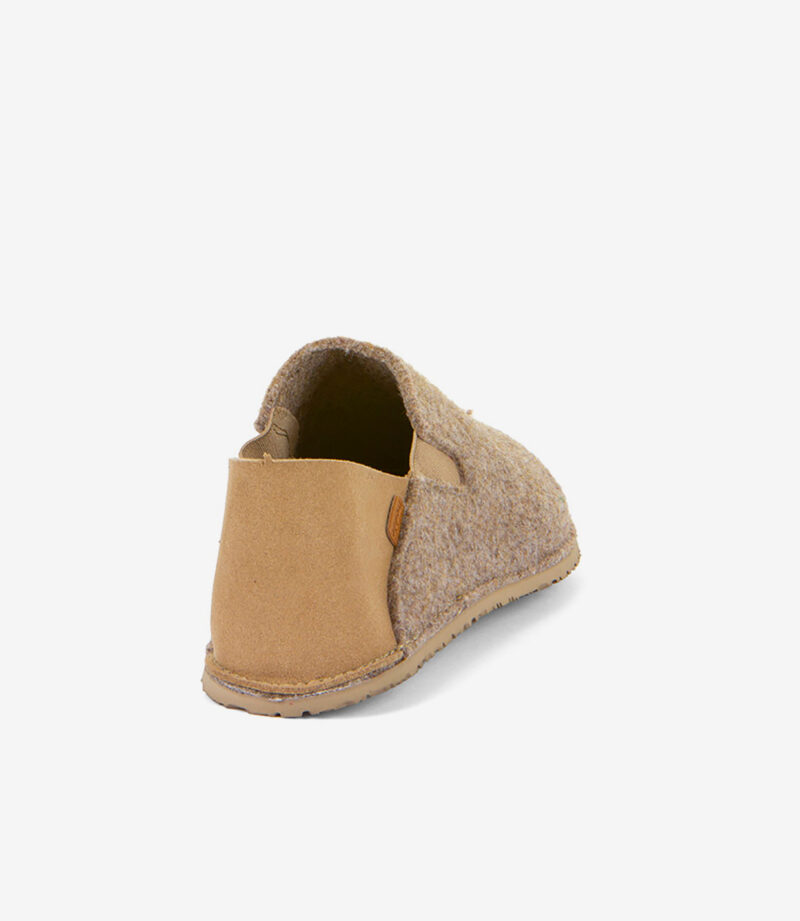 Barfodssko i brun ruskind og uld, bred tåzone, minimalistisk design, blød hæl, syede kanter, tynd sål på hvid baggrund.