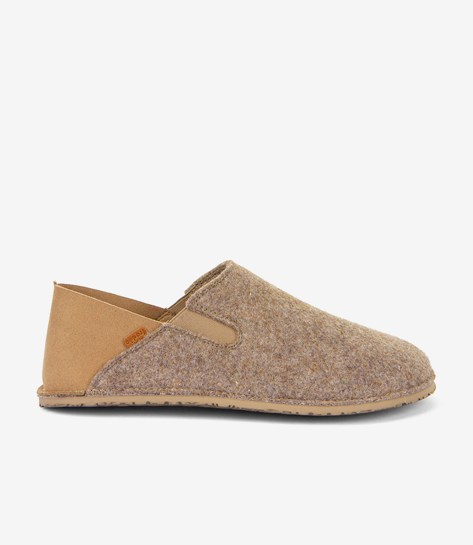 Beige minimalistisk barfodssko med overdel af blød filt, hæl af brunt ruskind, bred tåzone og flad gummisål, set fra siden.