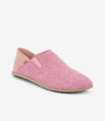 Barfodet slip-on-sko i pink filt med bred tå, lysebrun sål og ruskindsdetaljer, minimalistisk casual sneaker-stil.